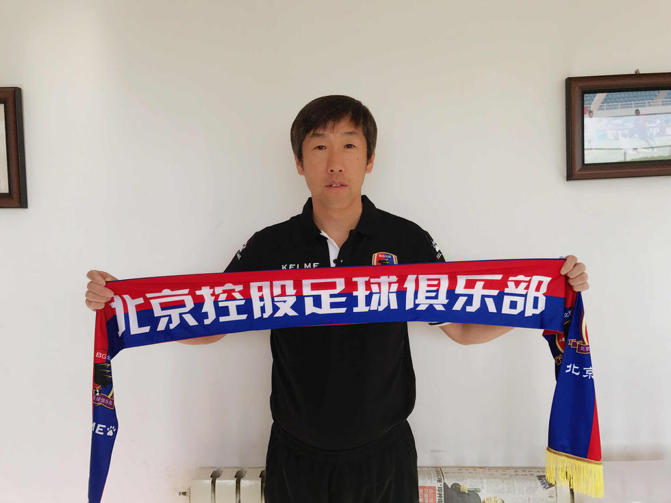 又把自己设计的厨师帽和白色口罩戴起来。